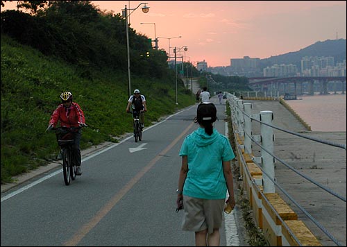 해질녁 한강 자전거도로 모습. 자전거족과 보행자들의 안전 문제는 무엇보다 중요하다. 